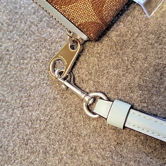 Coach signature C tan & baby blue zip wallet w/detachable wrist strap...EUC - Picture 3 of 10